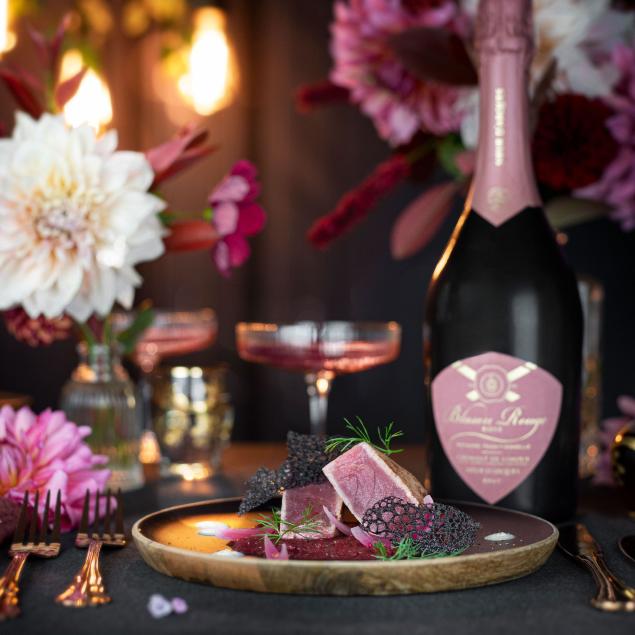 Tataki de thon rouge, cr�me de betterave, �mulsion de raifort & pickles d�oignons rouges